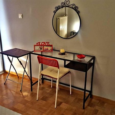 Cozy And Minimal Apartment Pireu Exterior foto